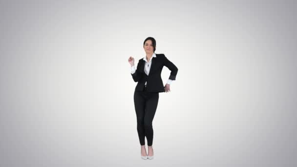 Brunette affärskvinna dansar på gradient bakgrund. — Stockvideo