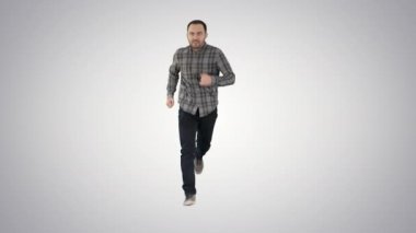Genç adam eğilim arka planında heyecanlı koşuyor.