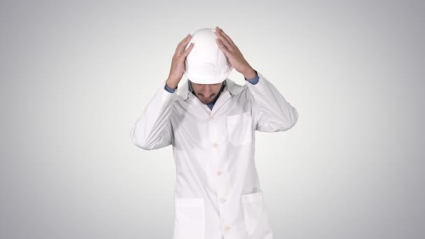 Engenheiro cientista em óculos de segurança e chapéu duro andando Conceito de segurança em fundo gradiente . — Vídeo de Stock