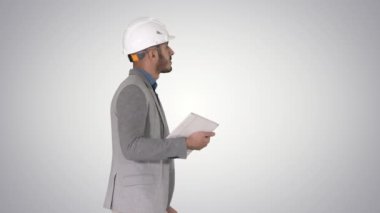 Tabletle yürüyen mimar ve degrade arka plan üzerine ne inşa edilmiş kontrol.