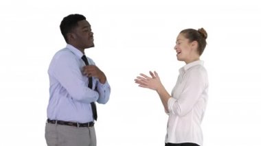 İş kadını beyaz arka planda patronuna bazı fikirler veriyor..