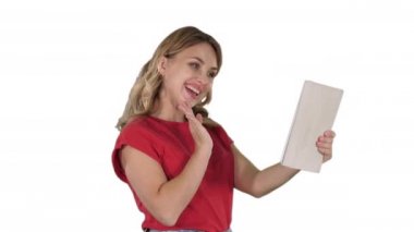 Elinde tablet ile Sarışın genç kız, bir video arama yapma veya video kayıt, beyaz arka plan üzerinde gülümseyerek.
