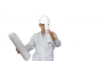 Mutlu genç mühendis beyaz arka plan üzerinde komik bir şekilde planları ile dansları.