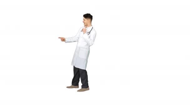 Giovane medico indossa camice da laboratorio danza su sfondo bianco . — Video Stock