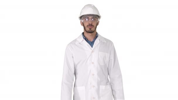 Ingeniero científico caminando en casco de seguridad y gafas sobre fondo blanco. — Vídeo de stock