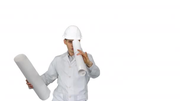 Fröhlicher junger Ingenieur tanzt mit Blaupausen auf witzige Weise auf weißem Hintergrund. — Stockvideo