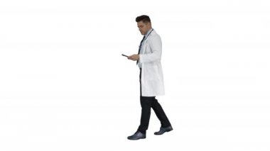 Doktor beyaz arka planda ciddi bir telefon görüşmesi yapıyor..