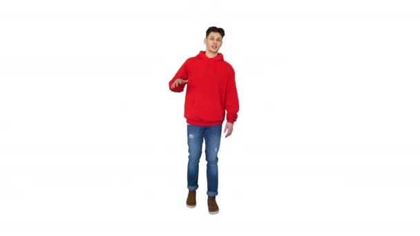 Jonge Kaukasische man danser in rode Hoody praten met camera op witte achtergrond. — Stockvideo