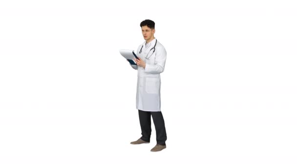 Grandi risultati Doctor dancing afler guardando attraverso i documenti su sfondo bianco . — Video Stock