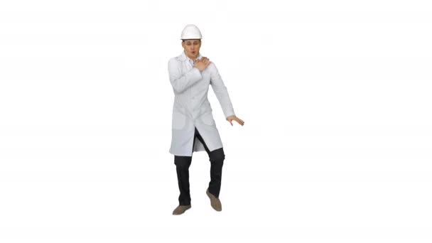 Divertente scienziato in vestaglia bianca e casco di sicurezza che balla su sfondo bianco . — Video Stock