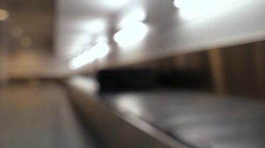 Konveyör bandında gelen bagaj.