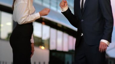 İşadamı meslektaşı ile kaya kağıt makas oyunu oynarken kaybeder.