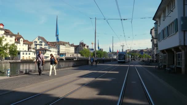 Цюрих, Швейцария - 10 июня 2018 года: трамвай на улице Цюриха. — стоковое видео