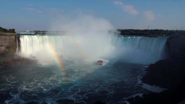 Toerisme boot varen in de Niagara Falls meer. — Stockvideo