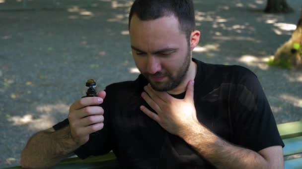 Fumador Hombre tosiendo después de vapear. — Vídeo de stock