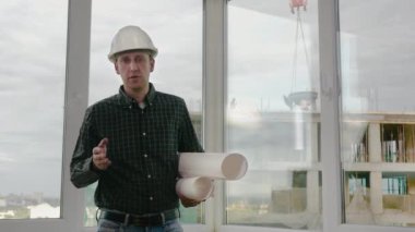 Olgun mühendis kamera bir şey açıklayan konuşuyor.