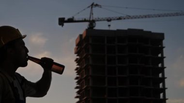 Mühendis bira için görevini ihmal ediyor..