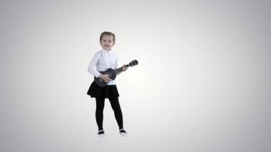 Degrade arka planda ukulele ile şarkı oldukça duygusal genç kız.