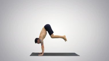 Yoga Dwi Pada Sirsasana ayaklar baş arkasında gradyan arka plan üzerinde poz.