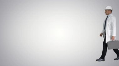 Degrade arka planda geç kalma gibi saate bakan hardhat giyen mimar Portresi.