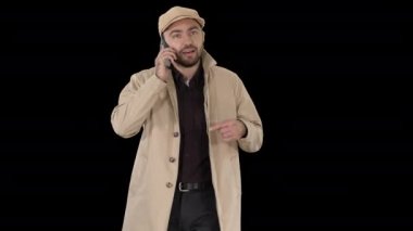 Moda dünyasından genç bir işadamı Alpha Channel 'da cep telefonuyla konuşuyor.