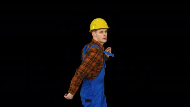 Танцующий молодой инженер в шлеме после работы, канал Альфа — стоковое видео