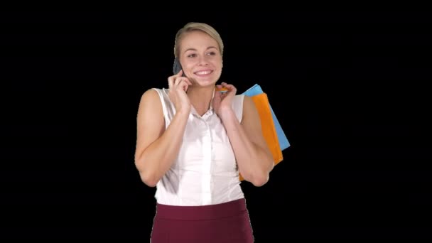 Shopper femme appelant avec téléphone intelligent tenant des sacs à provisions et à pied, Canal Alpha — Video