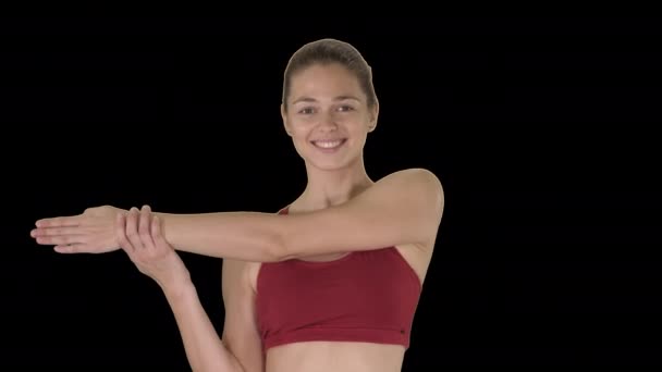 Doen stretching oefeningen Mooie jonge vrouw doen stretching oefeningen tijdens het lopen, Alpha Channel — Stockvideo