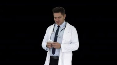 Burun spreyi ya da başka bir ilaç olan Alfa Kanalı 'nı sunan doktor.