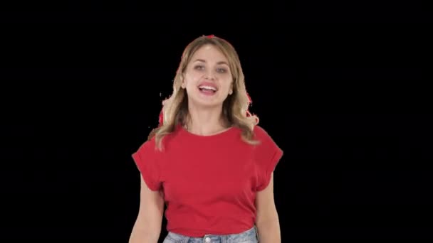 Бегущая девушка в красной футболке и джинсах Smiling, Альфа-канал — стоковое видео