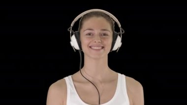 Müzik, insan ve teknoloji konsepti - kulaklık yürüyüş ile mutlu gülümseyen kadın, Alpha Channel
