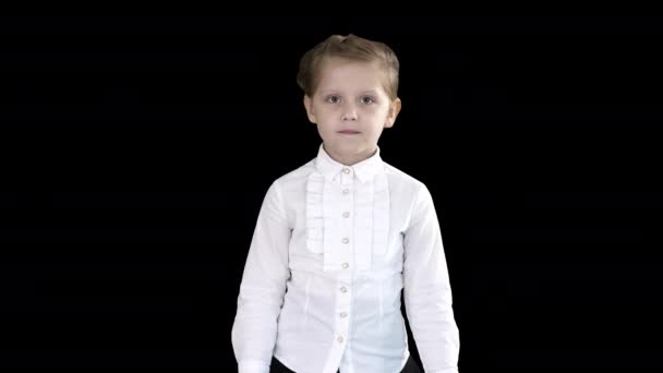 Kleines seriöses Mädchen, das auf Kamera zugeht, Alpha-Kanal — Stockvideo