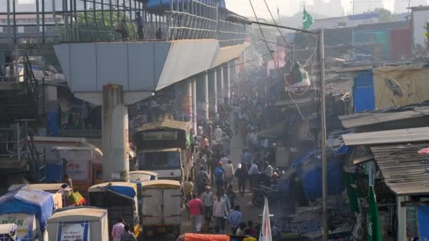 インド・ムンバイ- 2017年12月25日:インド最大の都市ムンバイの巨大な群衆. — ストック動画