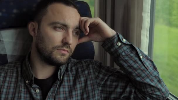 Κουρασμένος άνθρωπος σε ένα τρένο. — Αρχείο Βίντεο
