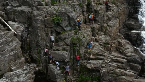 Escaladores en el acantilado cerca de la cascada. — Vídeos de Stock