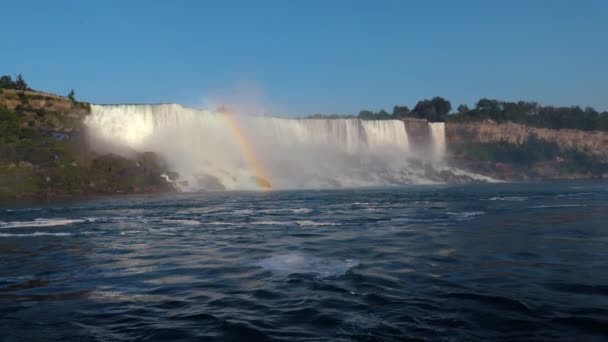 Hermosas cataratas del Niágara y arco iris sobre ella. — Vídeo de stock