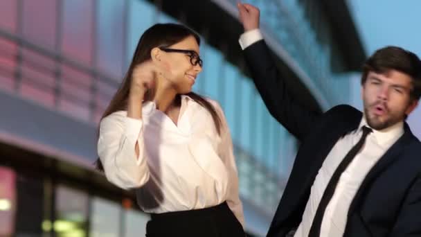 Business coppia ballare da ufficio edificio . — Video Stock