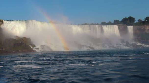 Vattenfall med en regnbåge. Lke, natursköna, resor. — Stockvideo