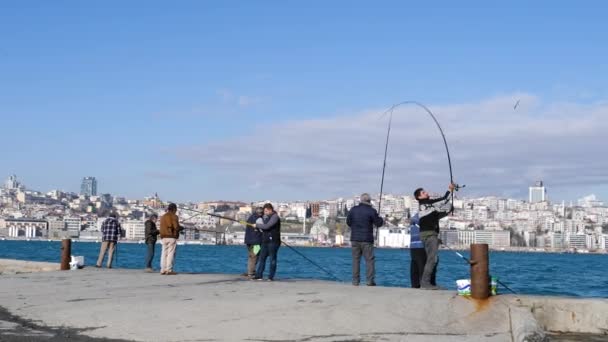 Стамбул, Туреччина-10 січня 2017: Риболовля чоловіків у Стамбулі. — стокове відео