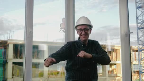 Inženýrský tanec. Vtipný tanec v helmě. — Stock video