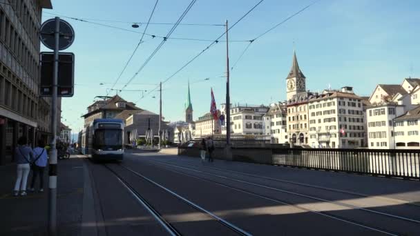 Zürih, İsviçre - 10 Haziran 2018: Mavi tramvay kameraya yakın geçişler. — Stok video