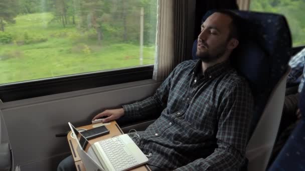 電車で旅行中寝ている若い男. — ストック動画