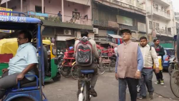 インド・デリー- 2017年12月15日:路上の人々の群衆. — ストック動画