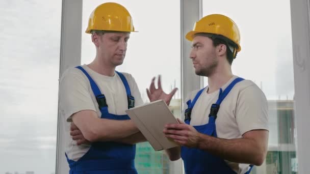 Construction specialist using a tablet computer. — Stock Video