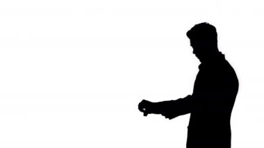 Siluet Genç serin zarif adam tarafından yürüyüş.