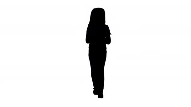 Silhouette Petite fille mignonne surprise avec une information intéressante sur smartphone mobile . — Video