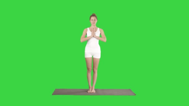 Jeune femme de yoga méditant debout sur un écran vert, Chroma Key . — Video