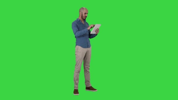 Bonito homem de negócios árabe usando tablet em uma tela verde, Chroma Key . — Vídeo de Stock