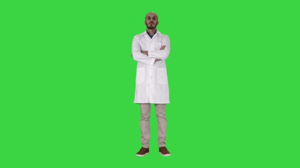 Σοβαρή αραβική γιατρό ώριμο αρσενικό με σταυρωτά χέρια σε μια πράσινη οθόνη, πλήκτρο αποχρώσεων. — Αρχείο Βίντεο