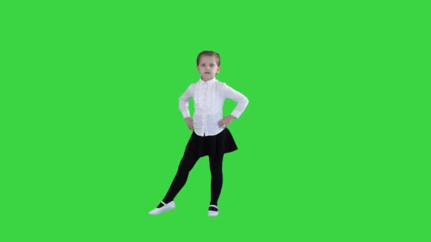 Little mosolygós lány fehér jelent a Green Screen, Chroma kulcs. — Stock videók